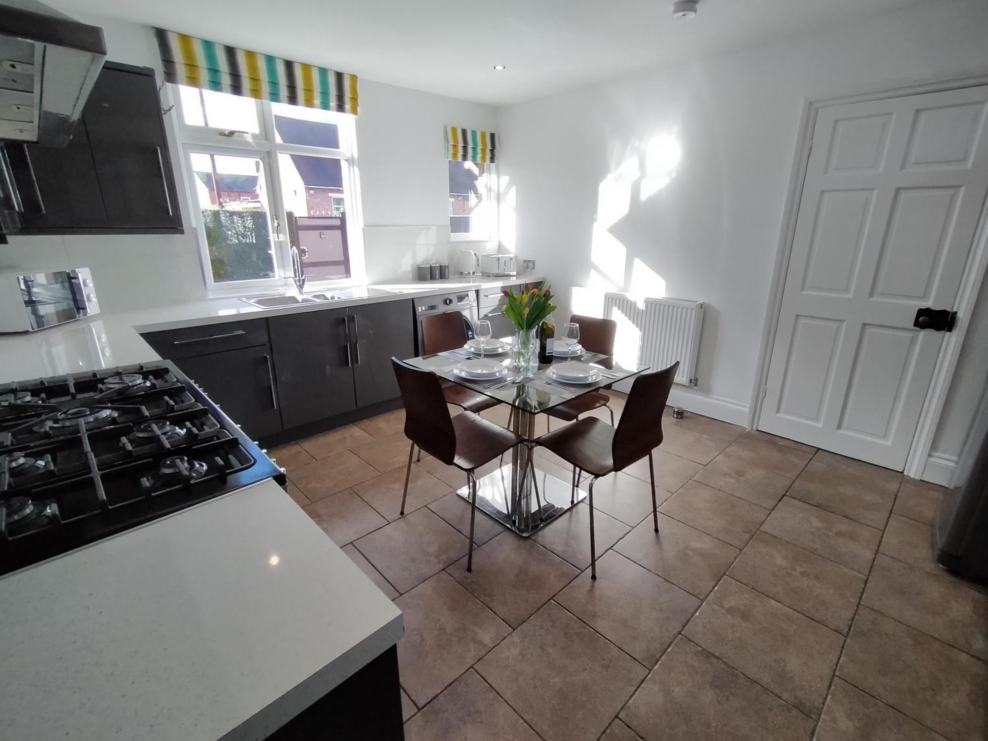 Sirius House - Sleeps 7, Driveway, Garden Crewe Exterior foto